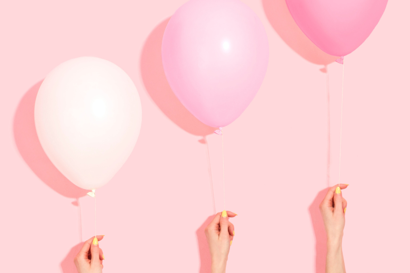 Rosa Hintergrund, drei rosa Ballons in aufeinander aufteigender Höhe, drei Hände, Buyers Journey