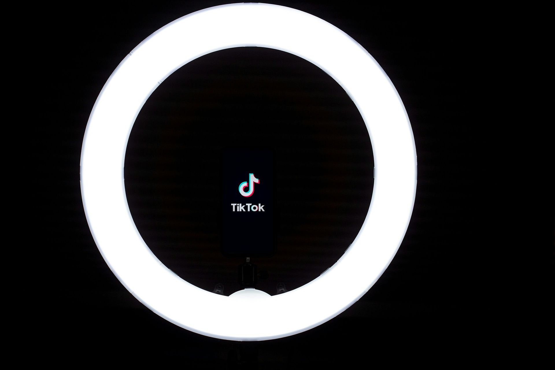 TikTok Video in einem Ringlicht drehen, um viral zu gehen