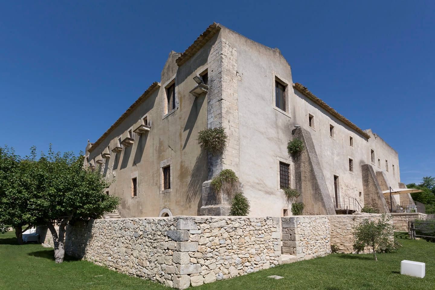 Un grande edificio con un muro di pietra. Benvenuti all'Antico Convento dei Cappuccini di Ragusa Ibla | Sicilia