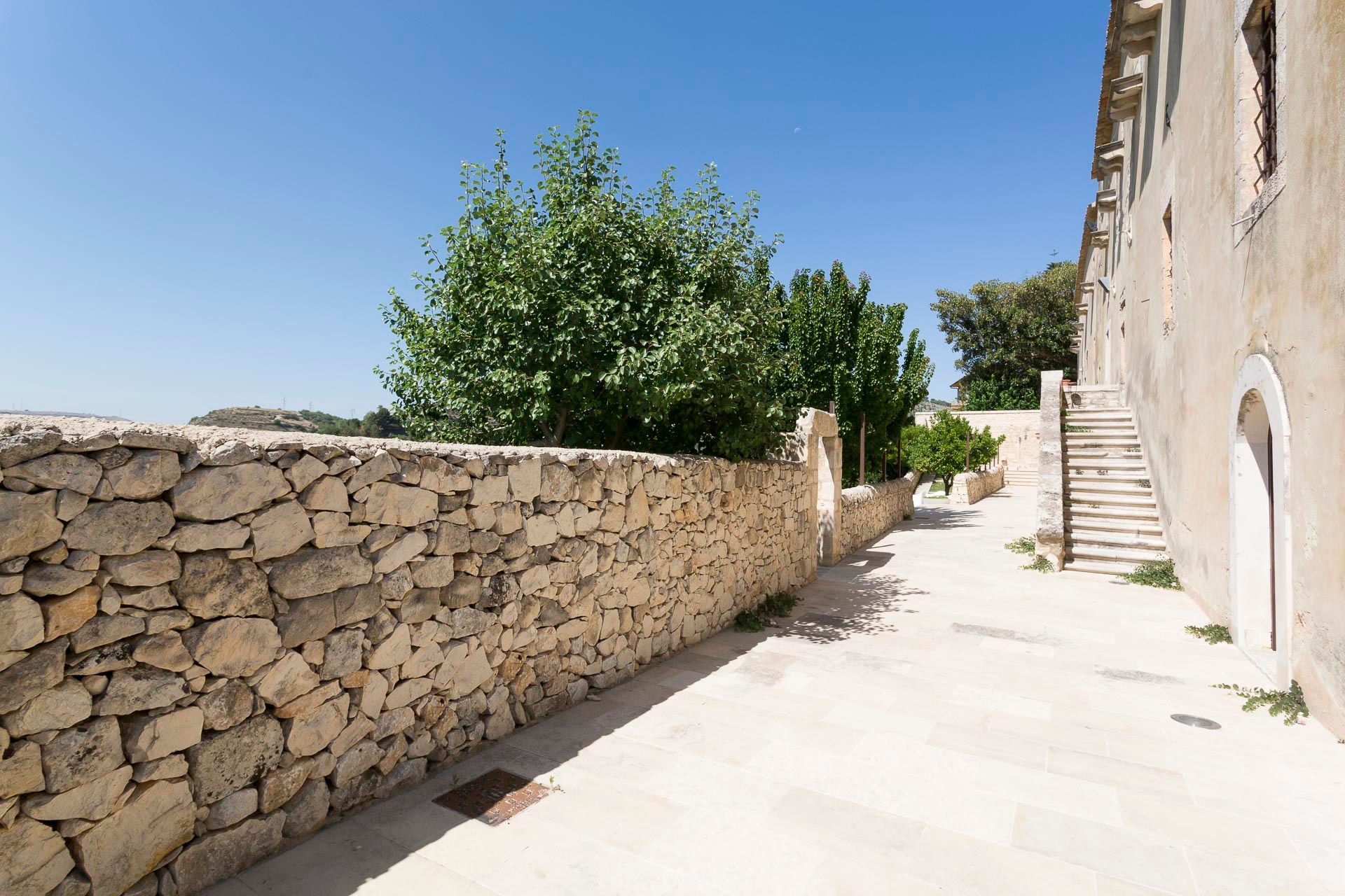 C'è un muro di pietra lungo il lato della strada | Antico Convento dei Cappuccini | Ragusa Ibla | Sicilia