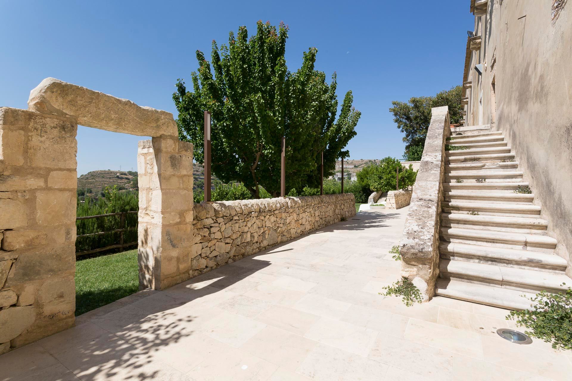 Un muro di pietra a cui si accede tramite delle scale | Antico Convento dei Cappuccini | Ragusa Ibla | Sicilia
