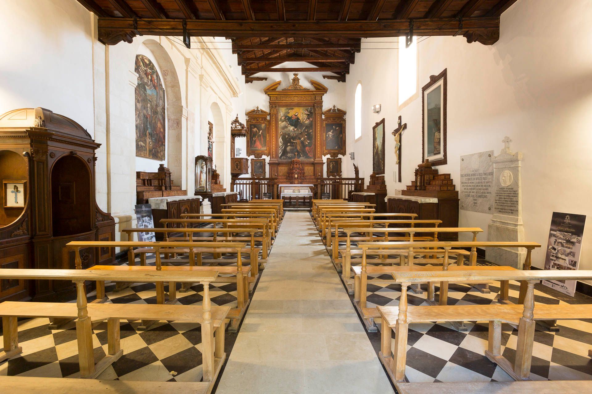 L'interno della Chiesa di sant'Agata con panche in legno e pavimento a scacchi | Antico Convento dei Cappuccini