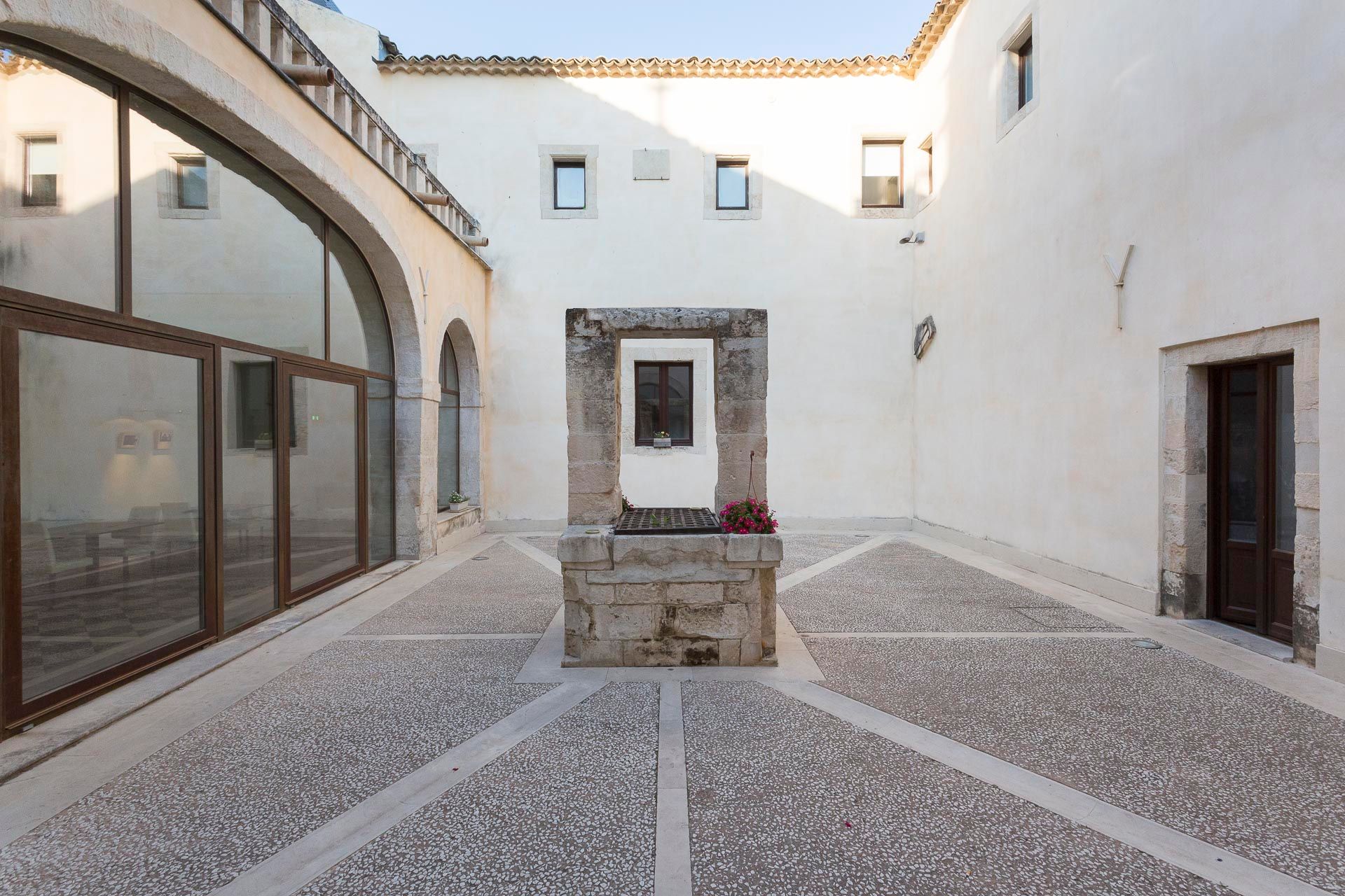 Un cortile con un pozzo al centro | Antico Convento dei Cappuccini | Ragusa Ibla | Sicilia