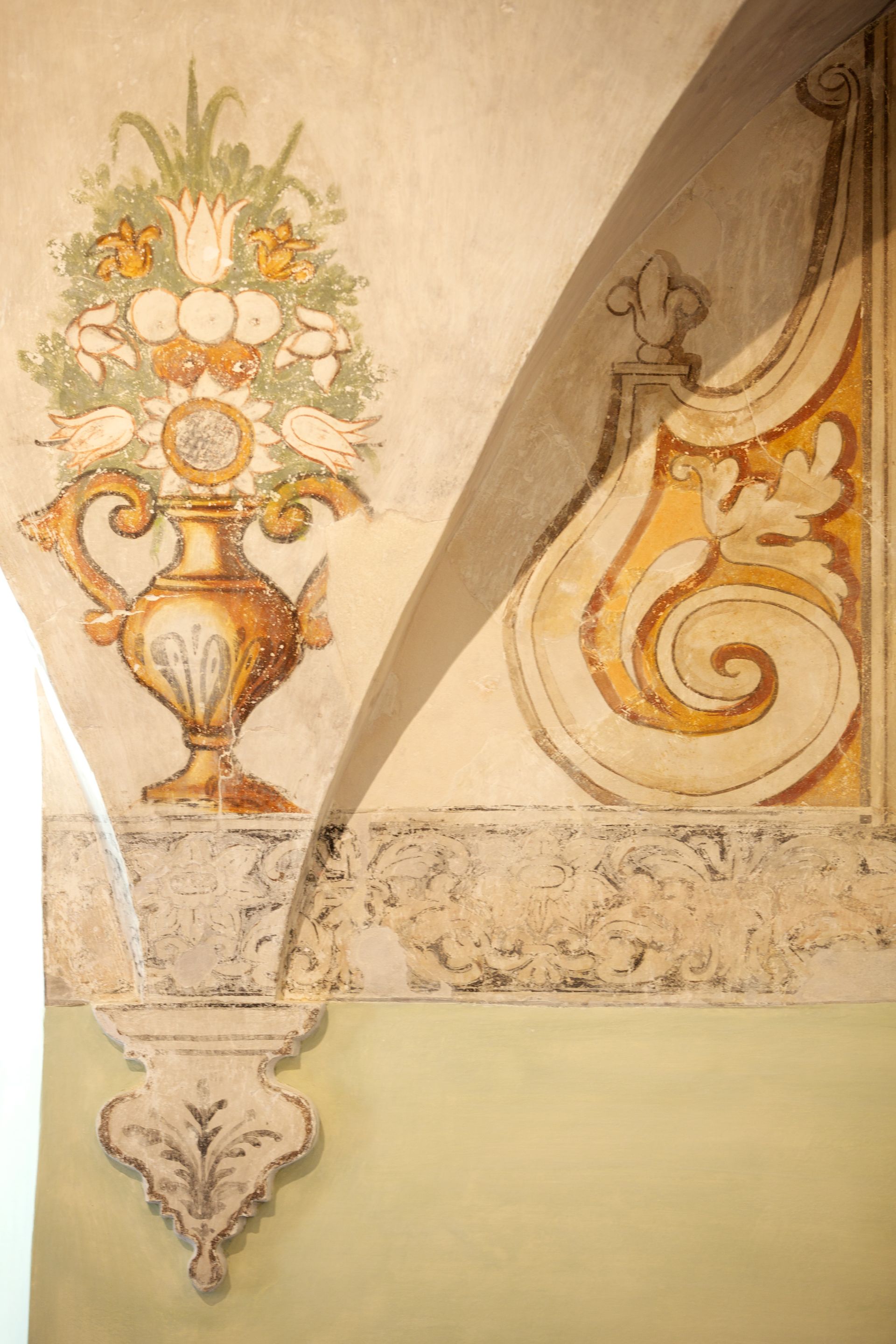 Su un muro c'è il dipinto di un vaso con fiori sopra. Dettagli dell'Antico Convento dei Cappuccini di Ragusa | Sicilia