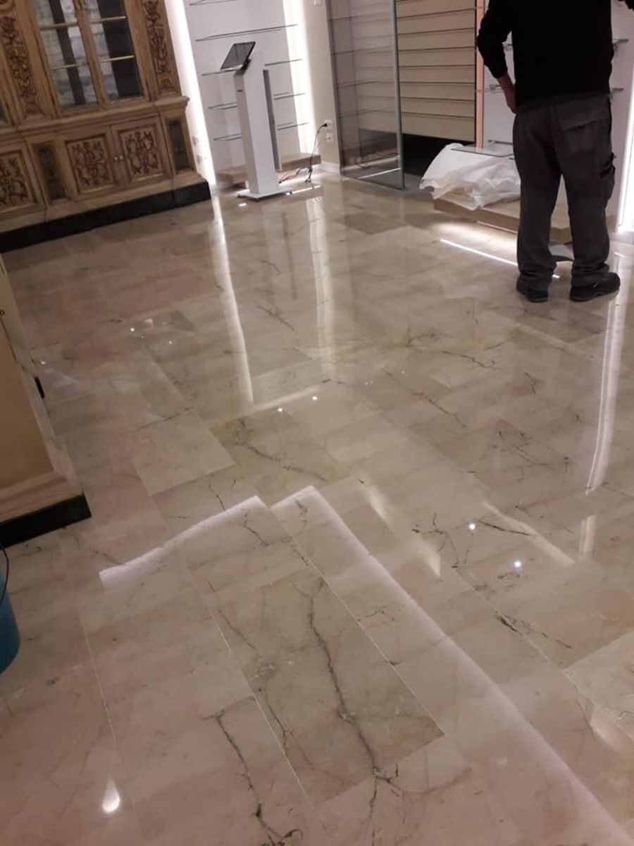 Stanza con pavimento in marmo lucido a Palermo