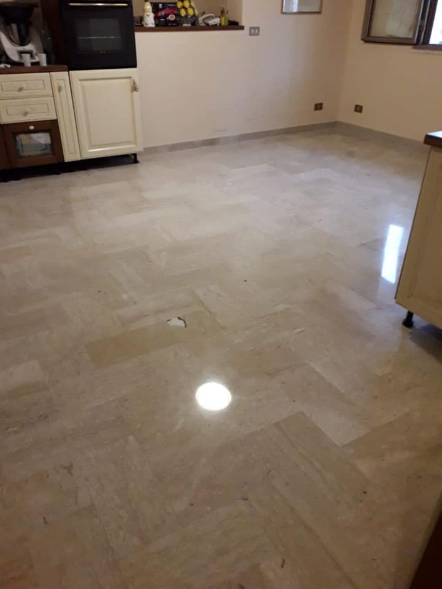 Stanza con pavimento in marmo a Palermo