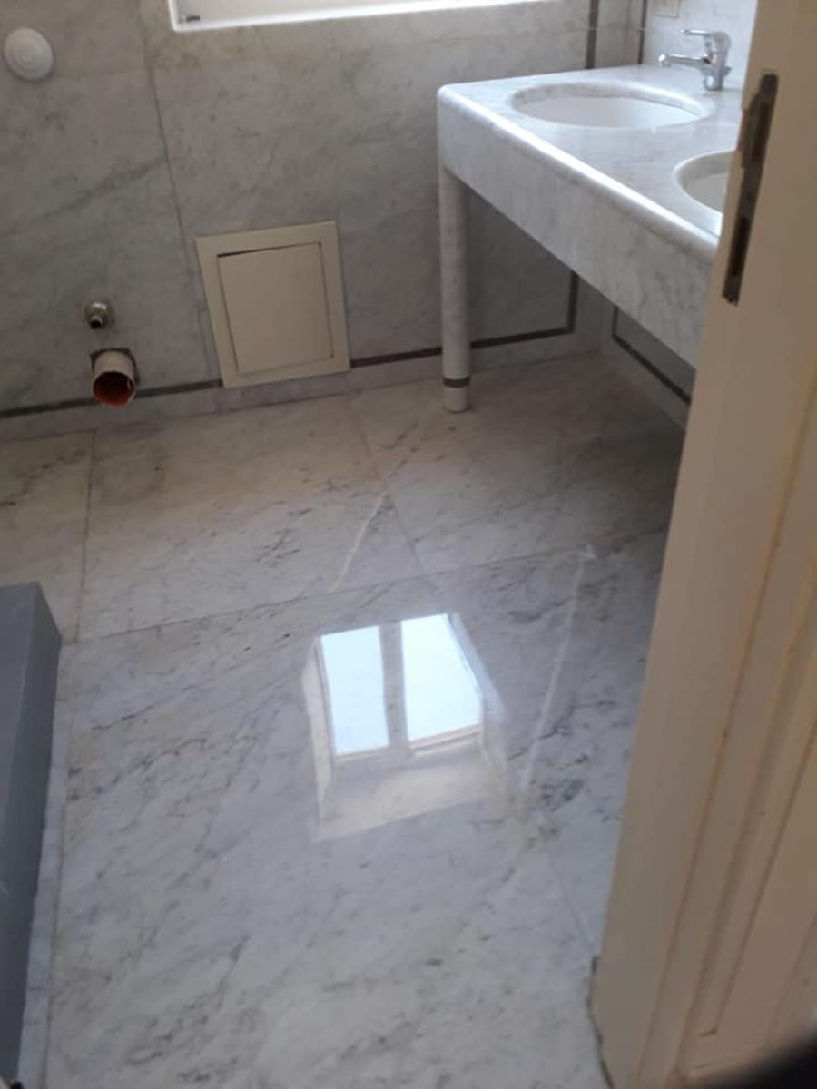 Bagno con pavimento in marmo a Palermo