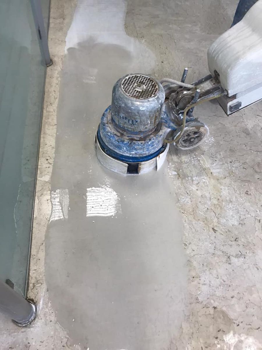 Pulizia di un pavimento a Palermo