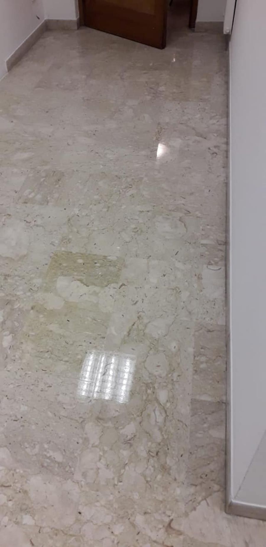 Pavimento in marmo beige lucido a Palermo