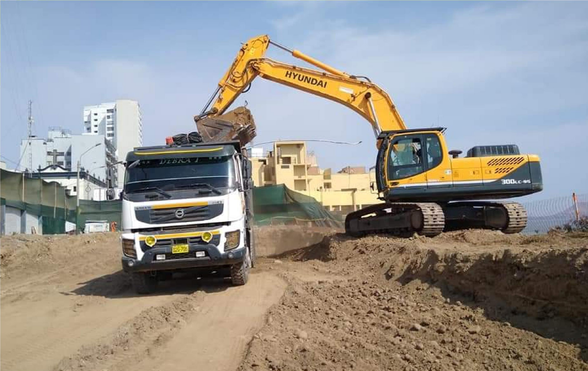 Excavadora en demolición controlada