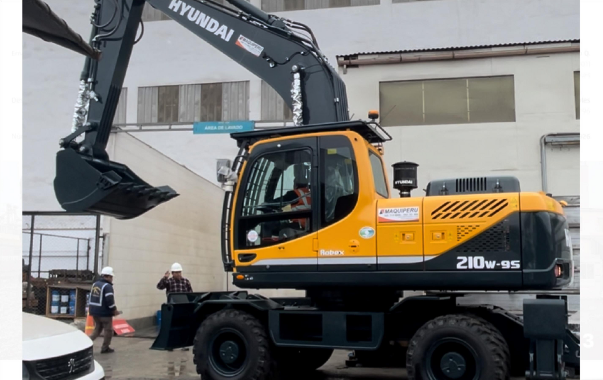 Excavadora hidráulica en obra vial en Lima