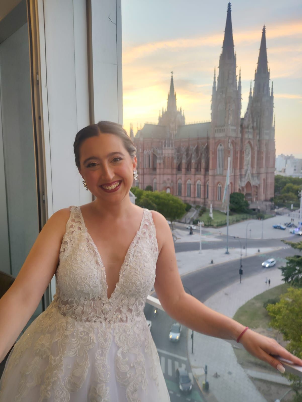 Una mujer con un vestido de novia está parada frente a un gran edificio.