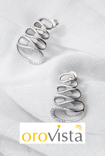 ein Paar silberne Ringe auf einem weißen Tuch mit der Aufschrift „Orovista“ auf der Unterseite