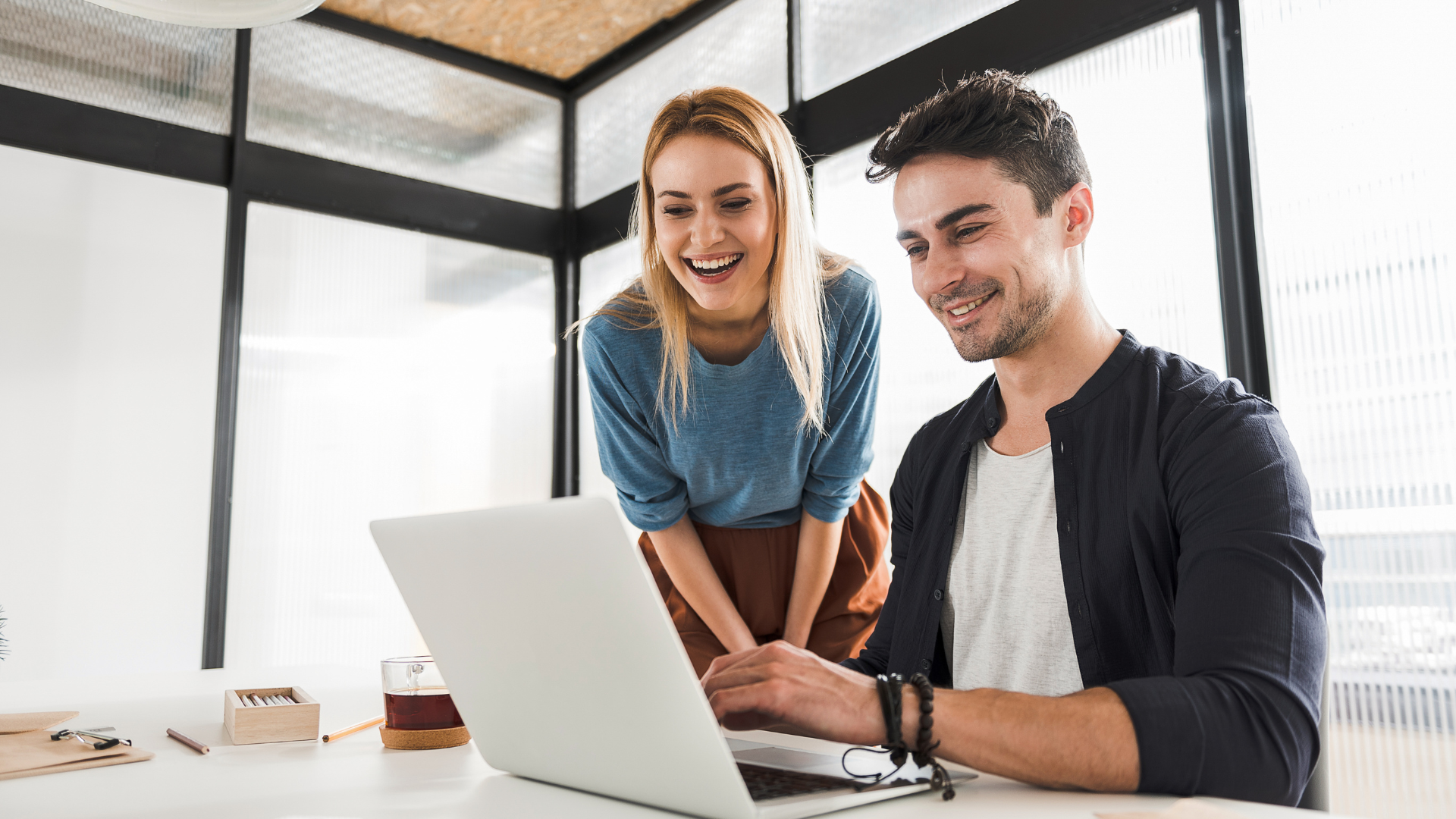 Une équipe d'experts à Genève travaillant sur la conception d'un site web, avec une vue panoramique de la ville en arrière-plan.