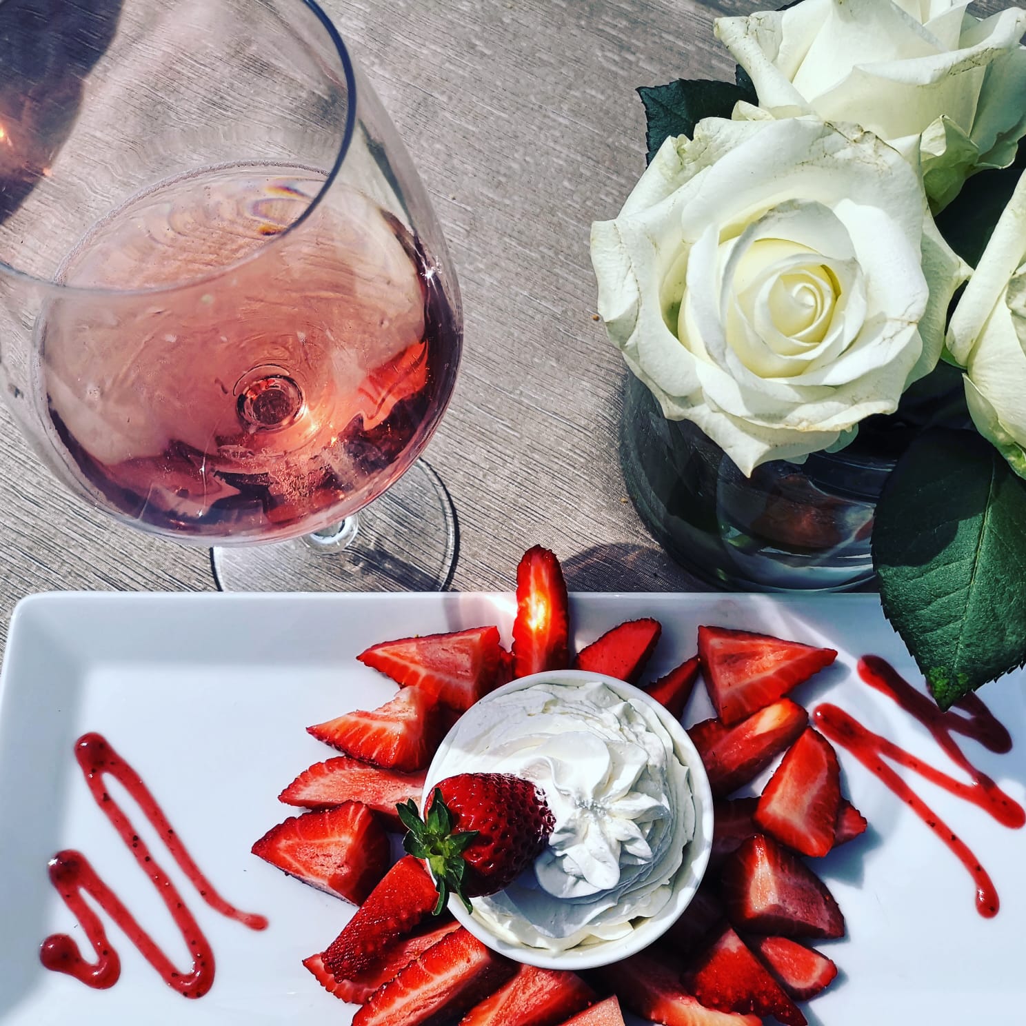 Fragole con bicchiere di vino