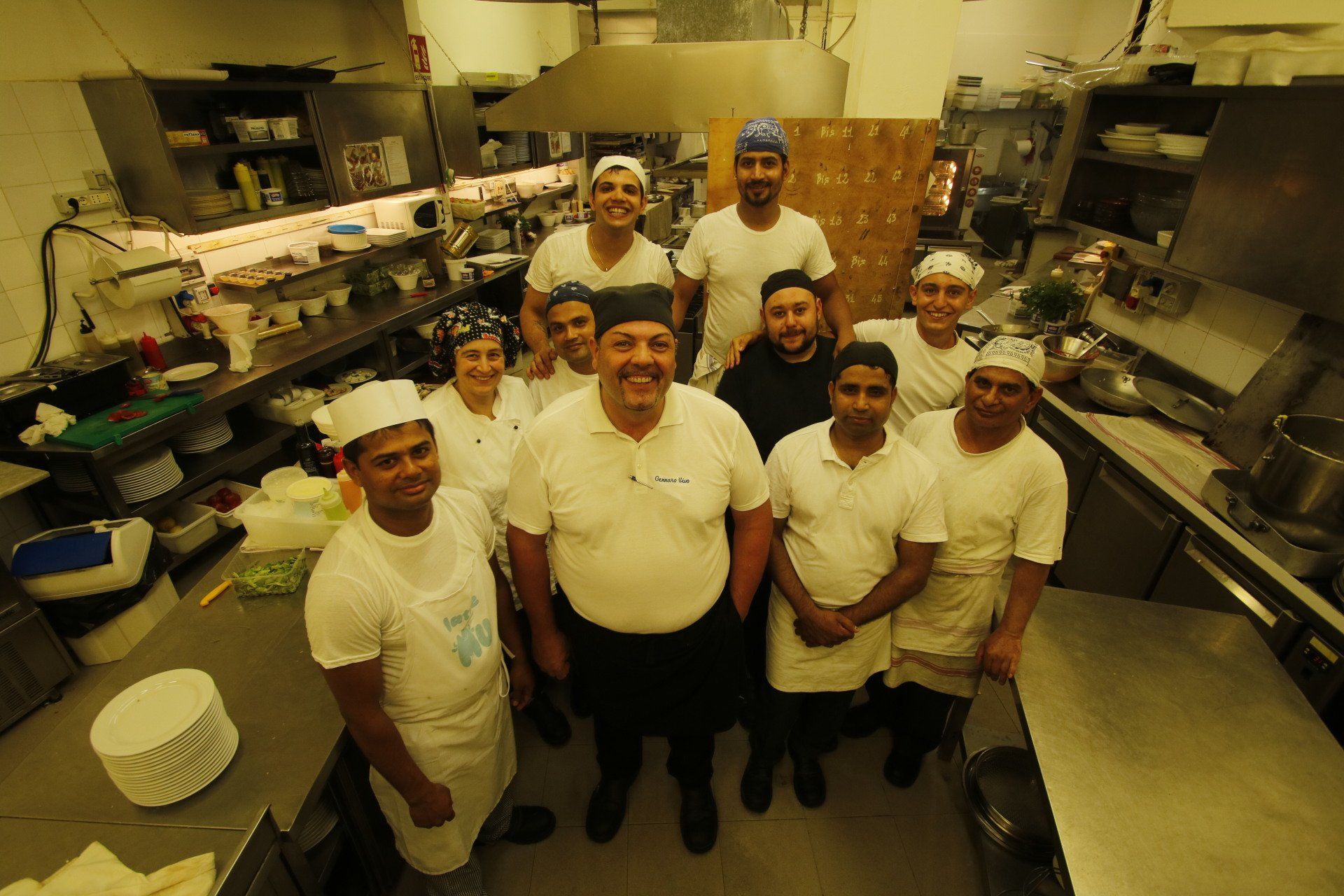 staff all' interno della cucina del ristorante