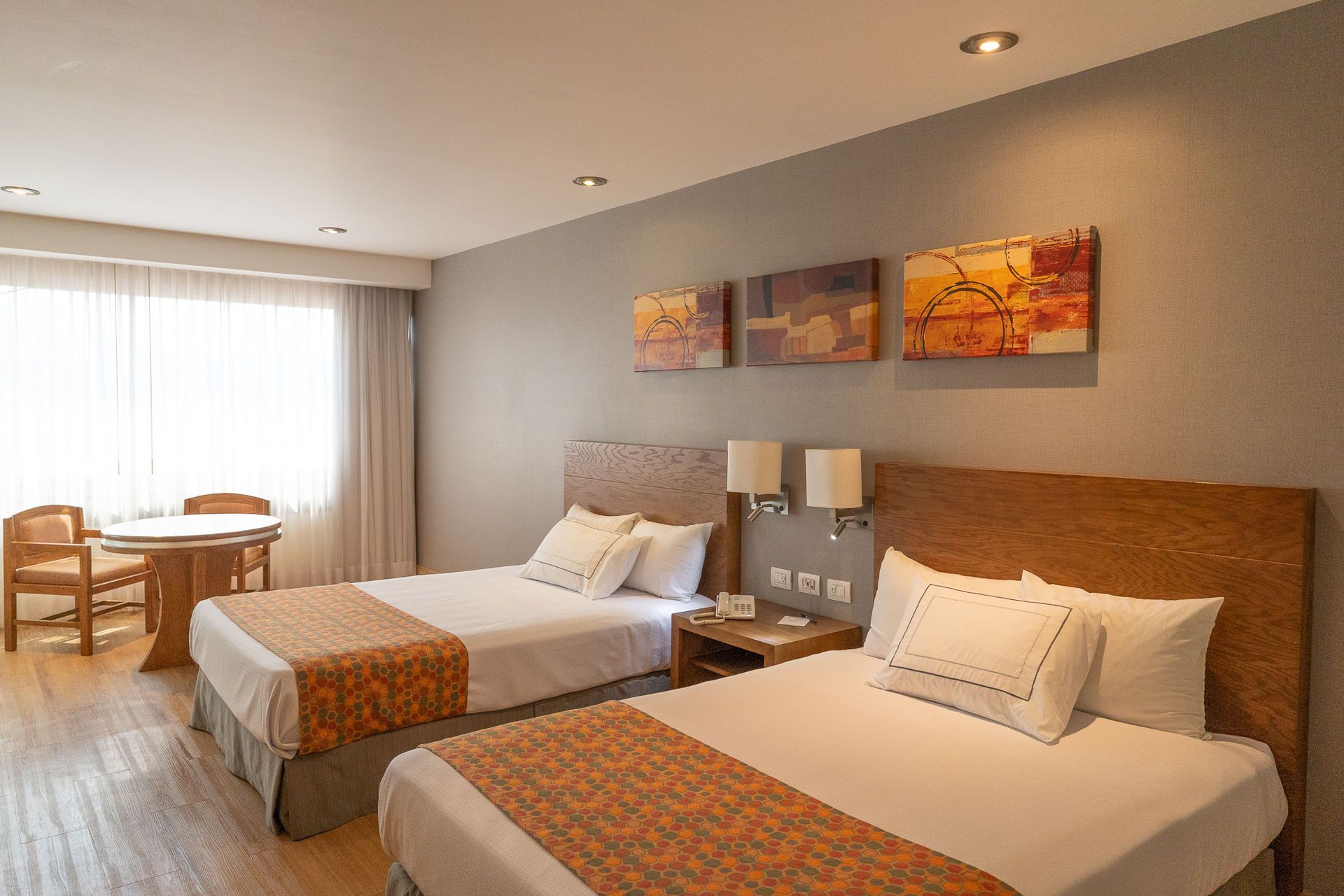 Una habitación de hotel con dos camas