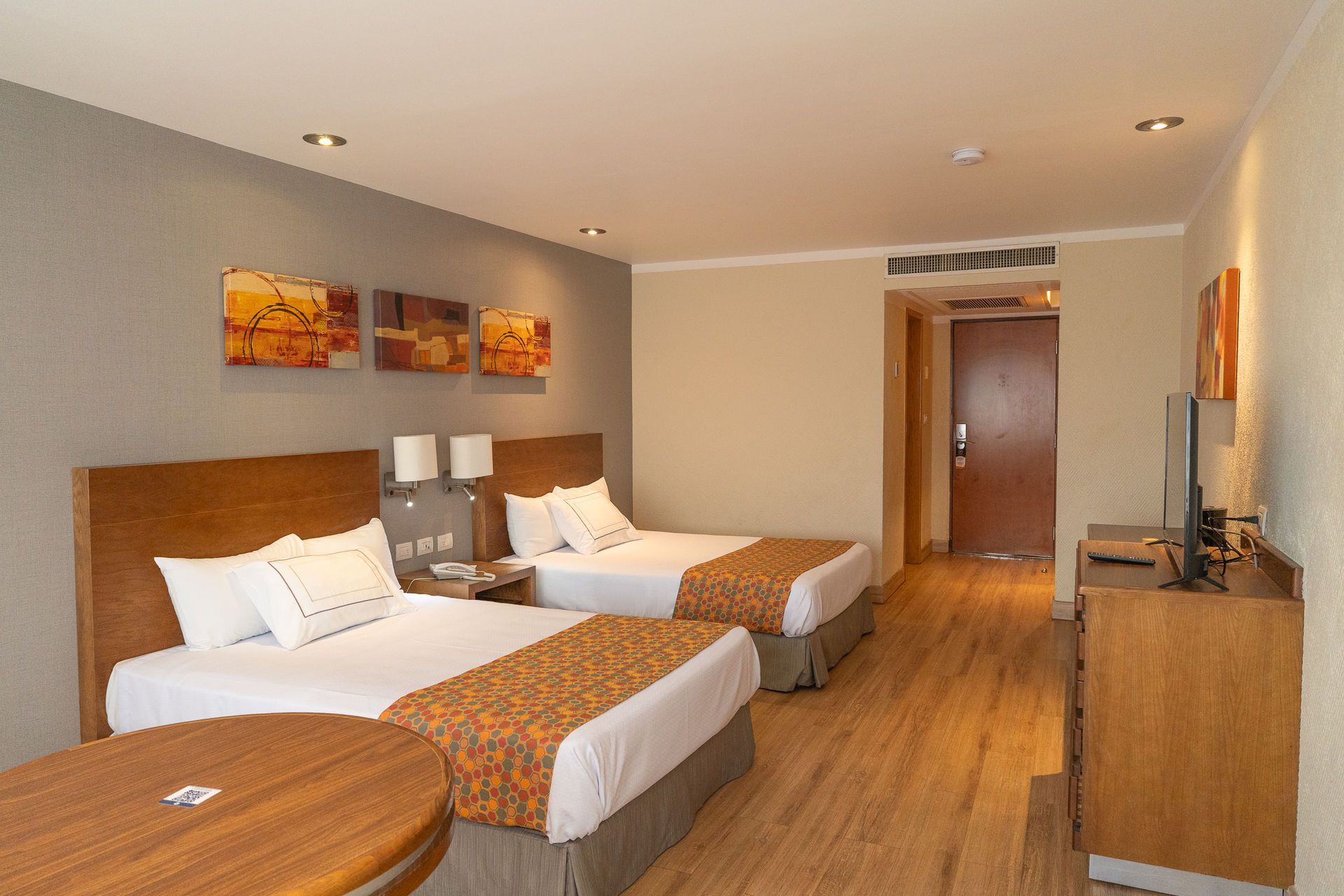 Una habitación de hotel con dos camas tamaño queen