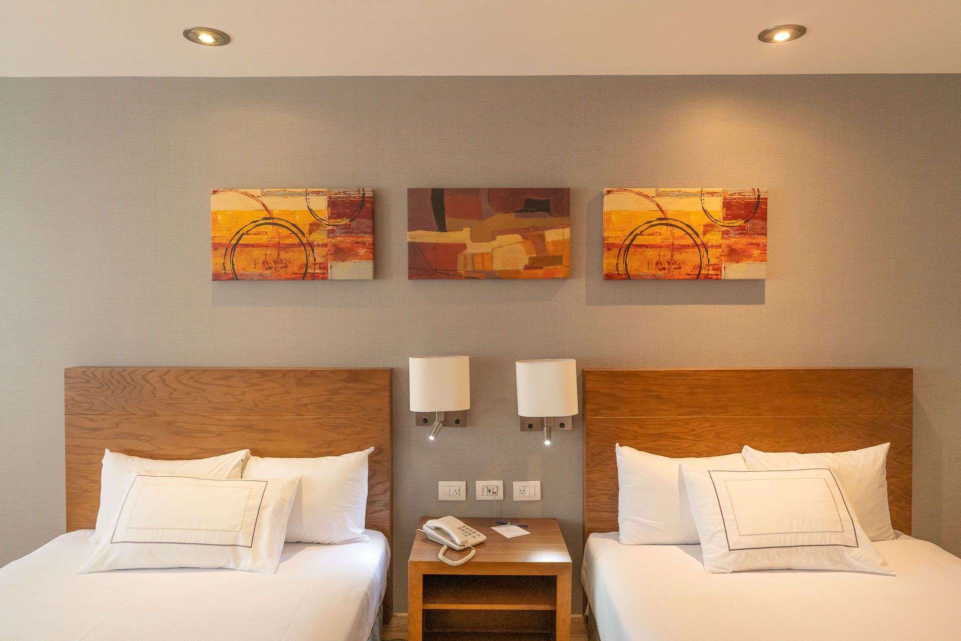 Una habitación de hotel con dos camas