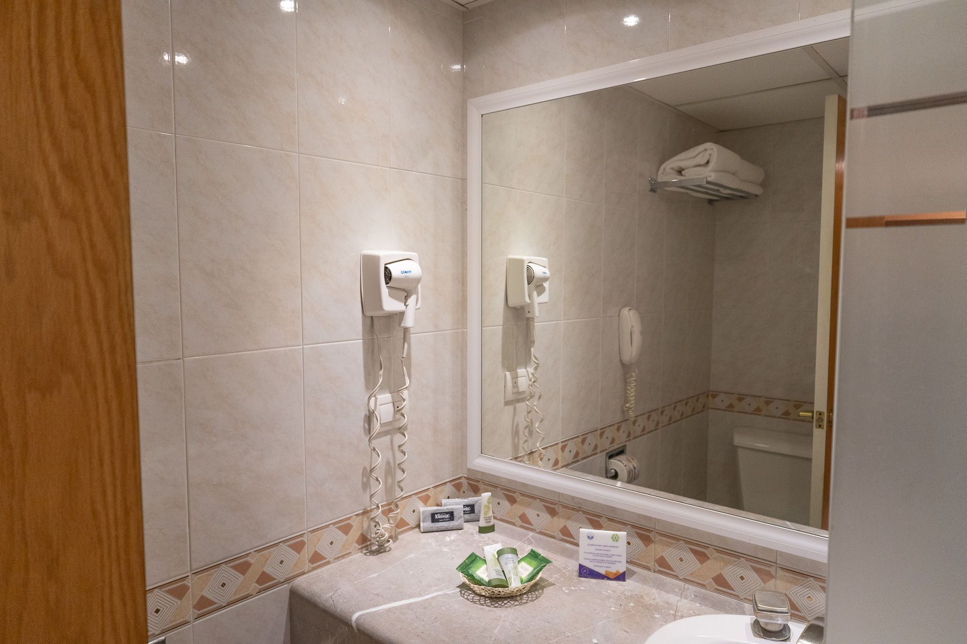 Un baño de hotel bien iluminado 