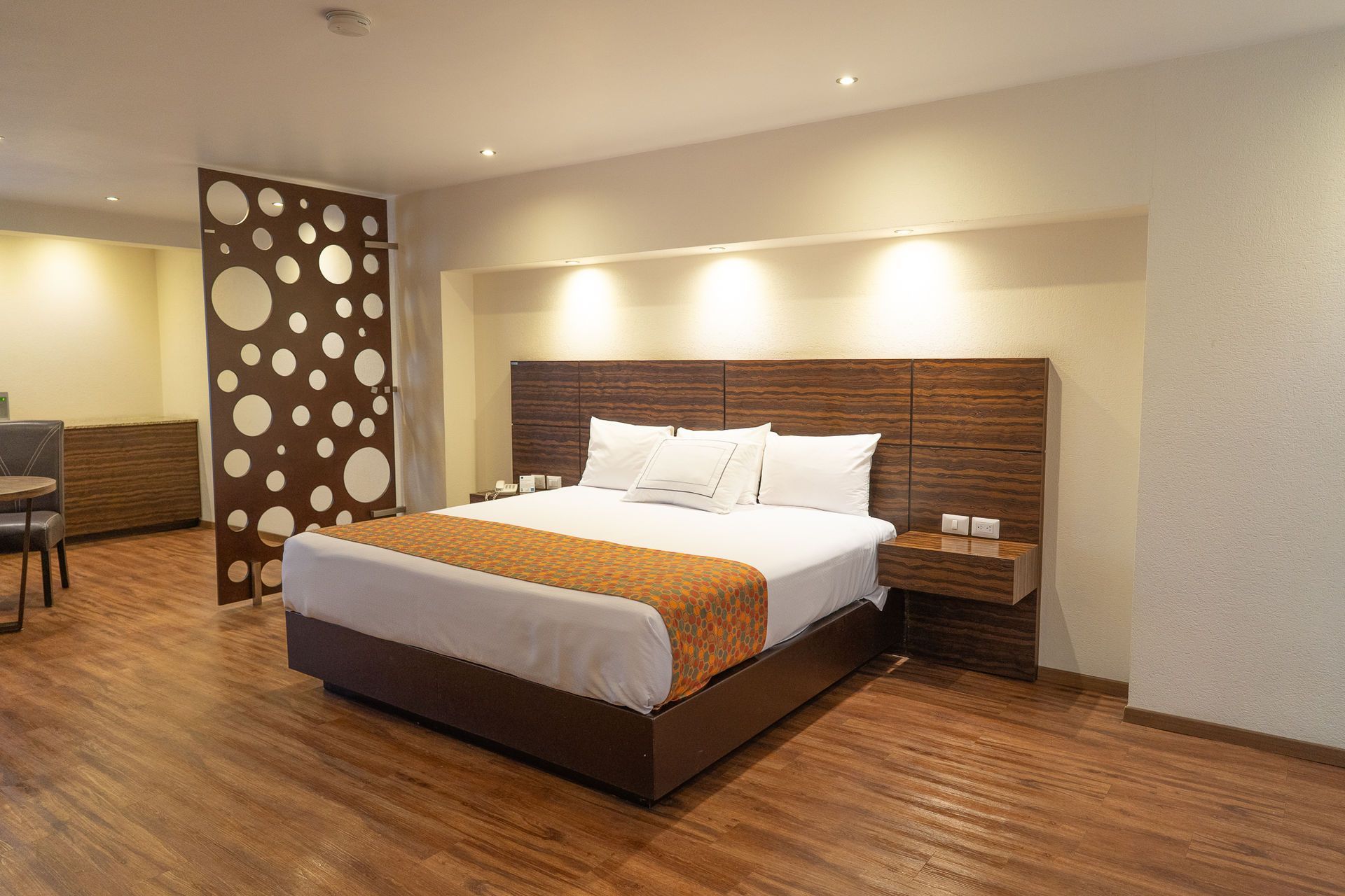 Una moderna habitación de hotel con cama de matrimonio