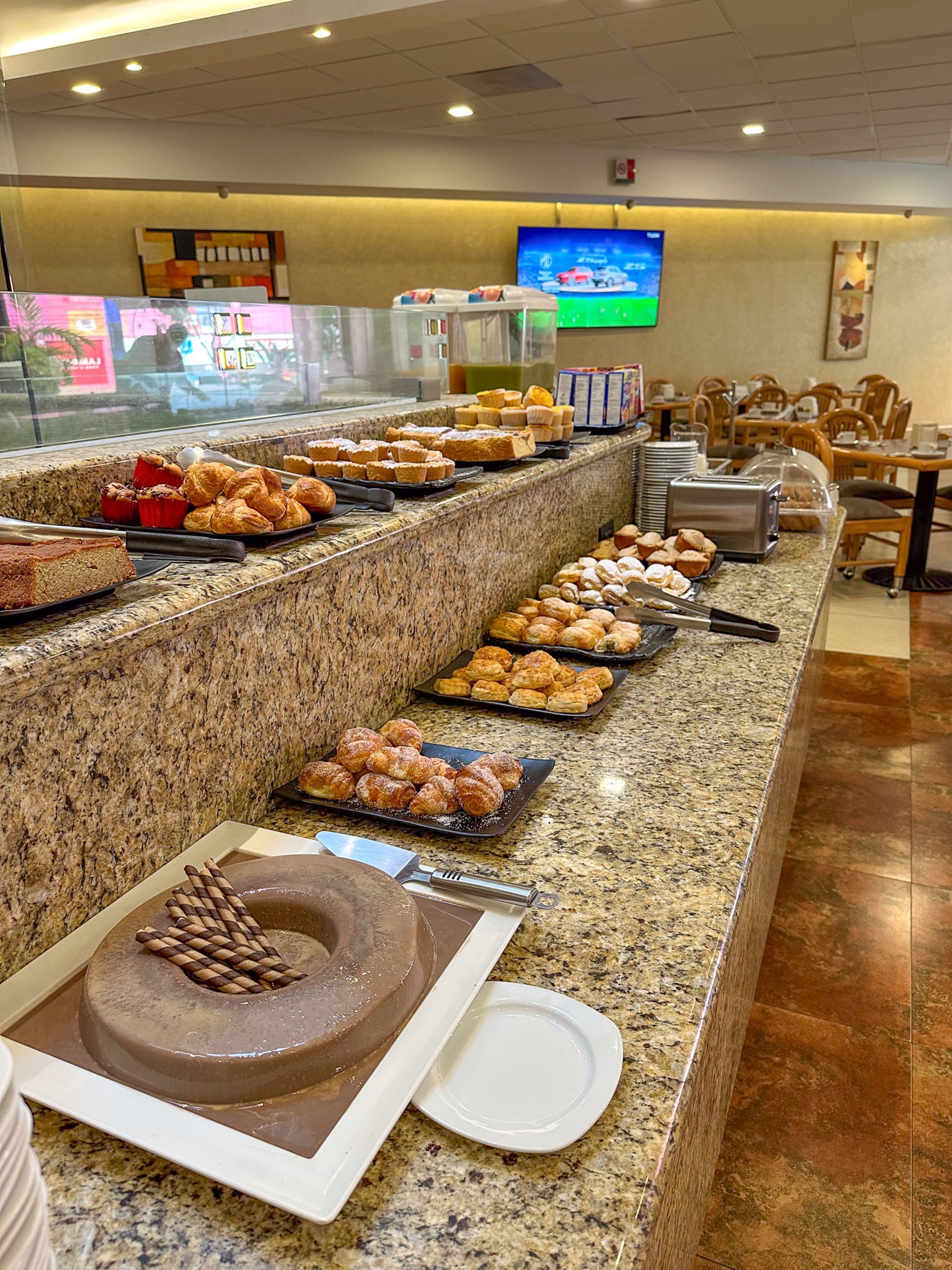 Un mostrador de mármol con una vitrina para el desayuno tipo bufé 