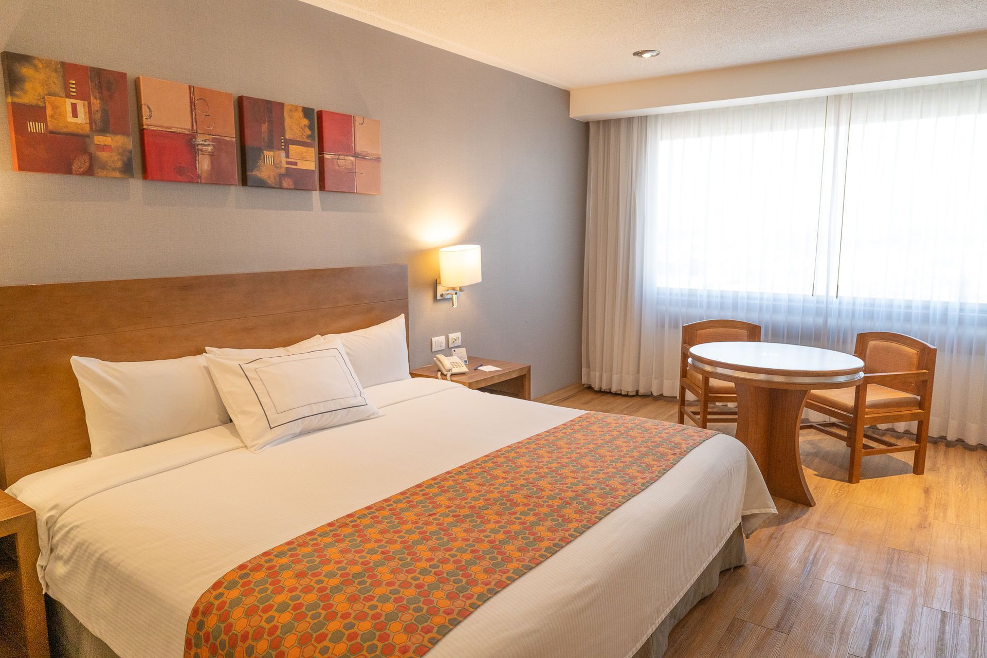 Una habitación de hotel con una cama grande