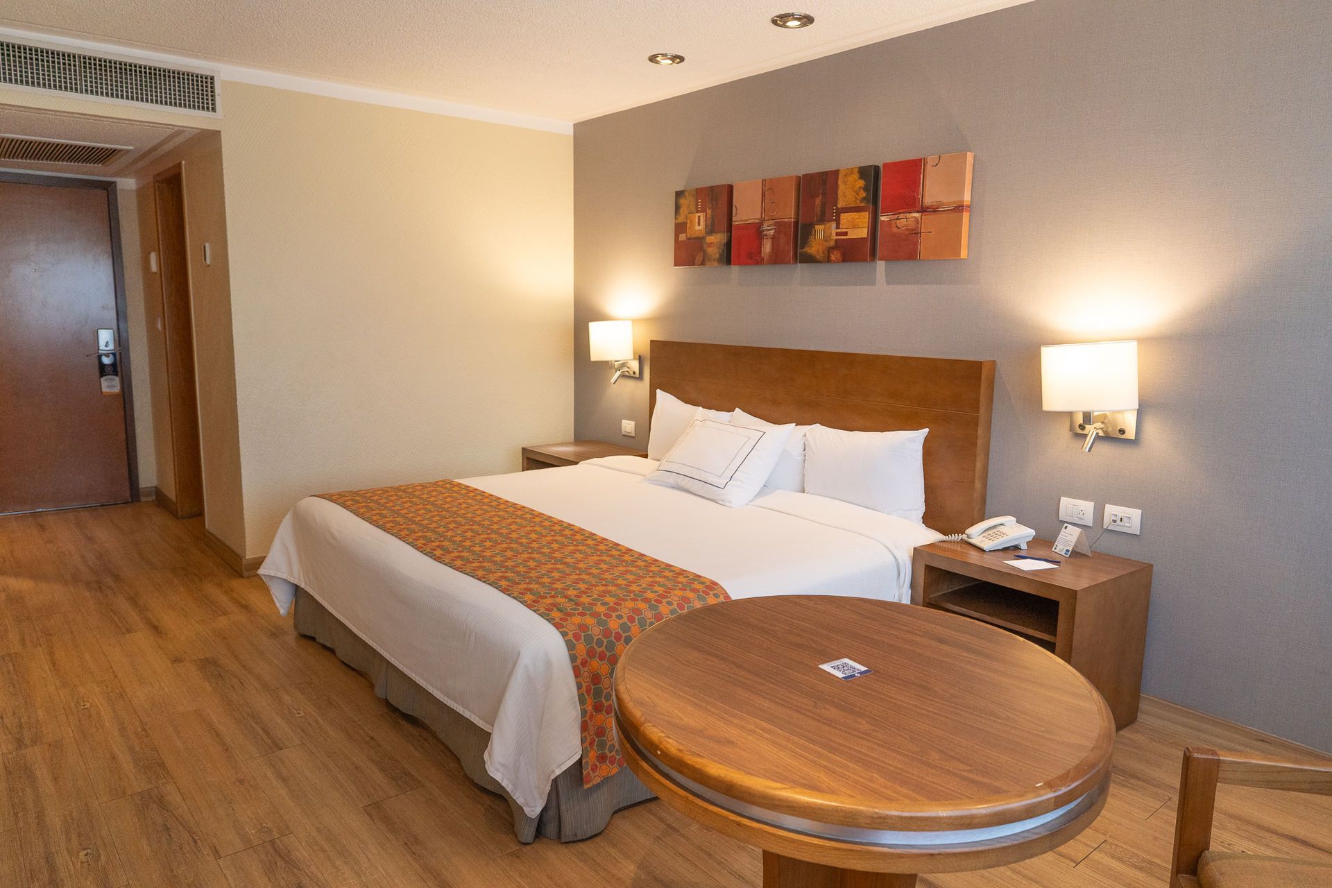 Una habitación de hotel con una cama tamaño queen