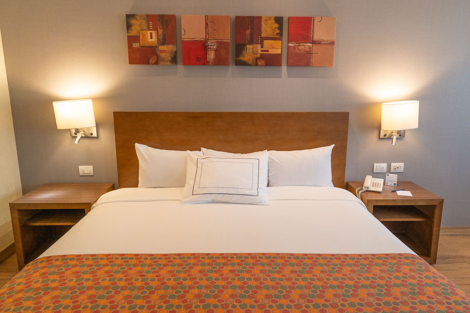 Una habitación de hotel con una cama de matrimonio