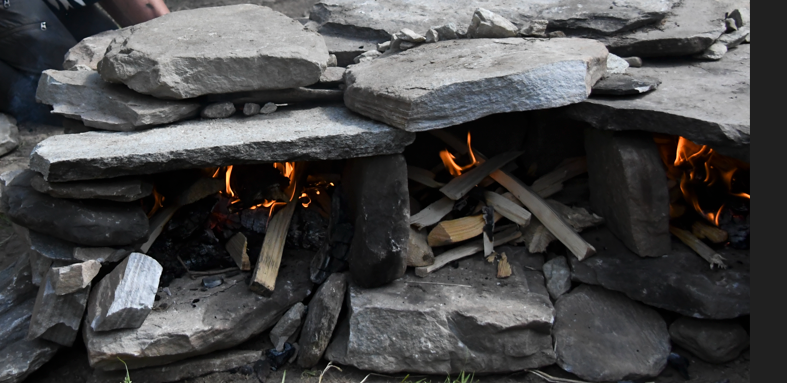 Ein Steingebäude, in dem ein Feuer brennt.