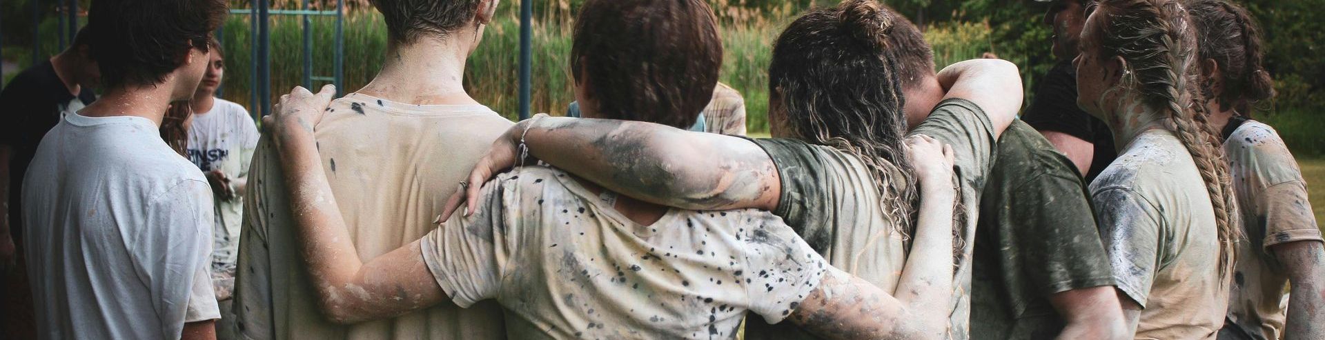 Ein Steingebäude, in dem ein Feuer brennt.