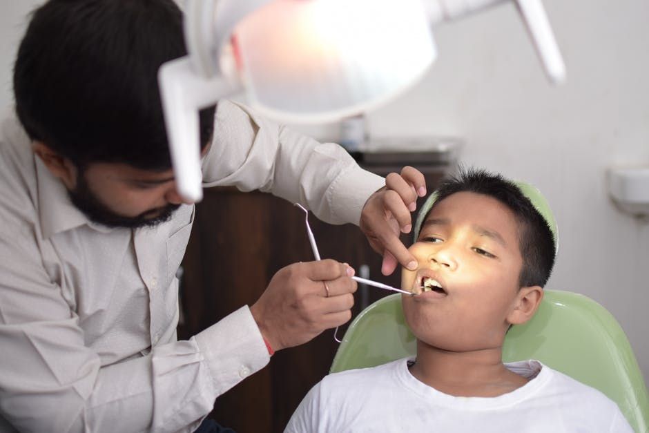 Children-dentist-exam