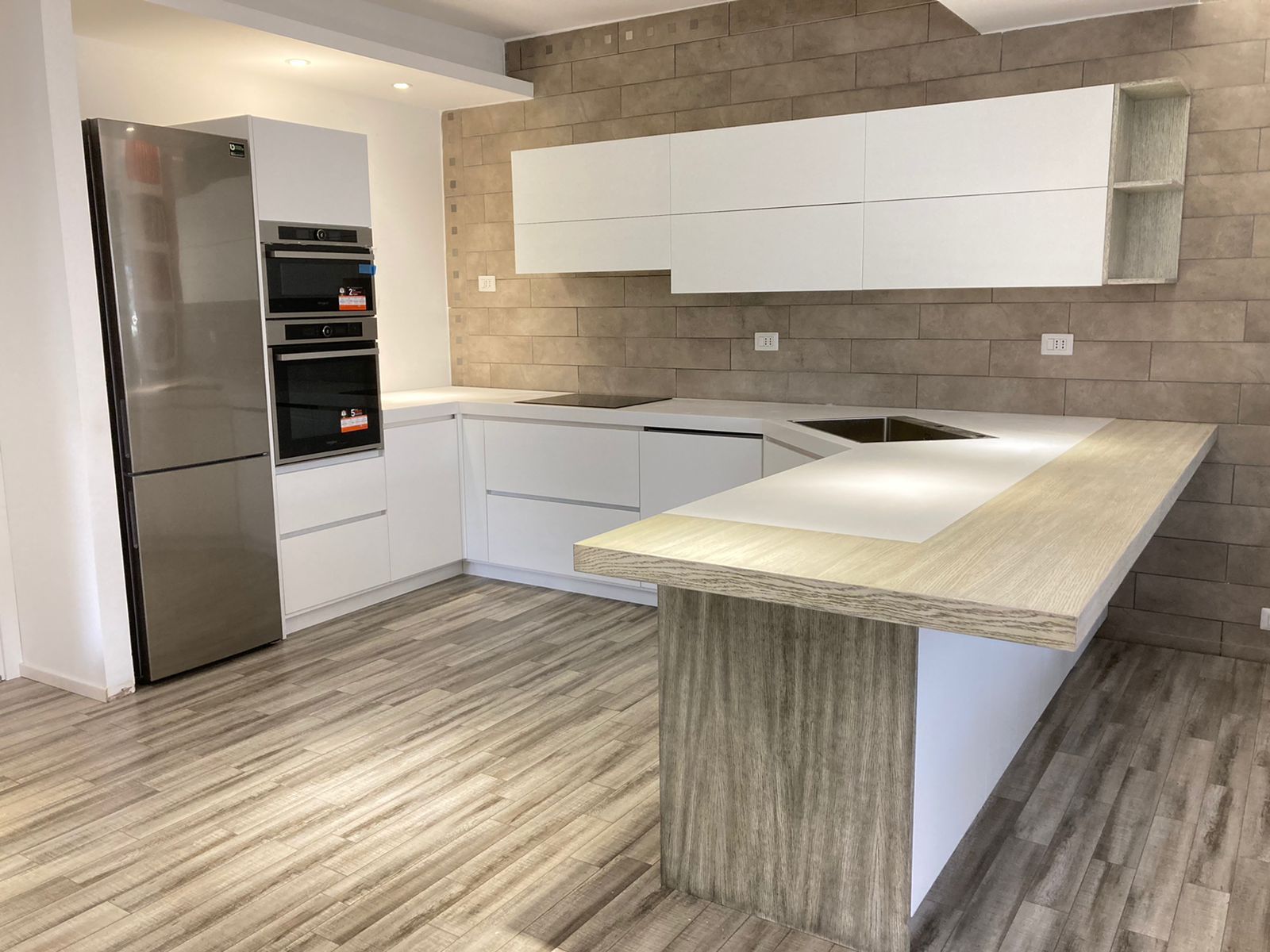 Persona che misura il legno su un banco da lavoro, con attrezzi e pezzi di legno sparsi ovunque.