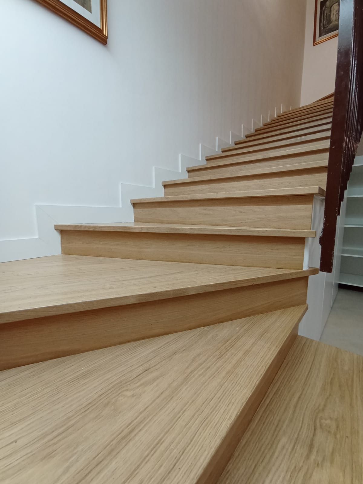 Un falegname utilizza un calibro e una matita per misurare e marcare il legno in un'officina.