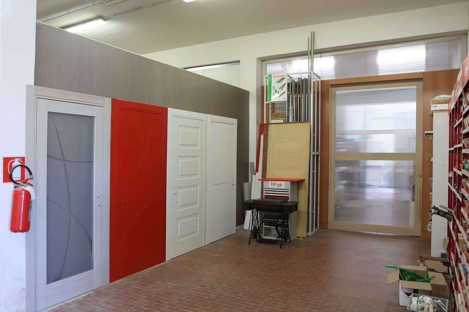 Una persona usa una livella per controllare l'allineamento del telaio di una porta rispetto al muro.