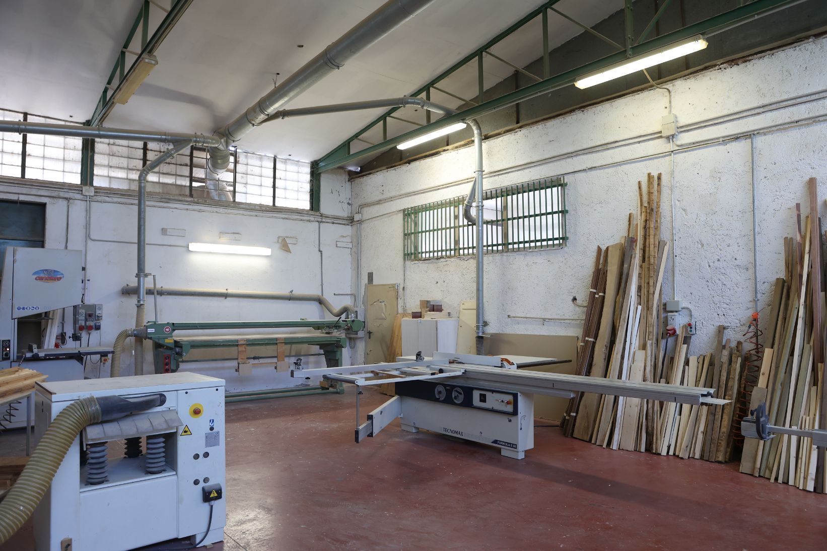 Persona che utilizza una macchina per la lavorazione del legno