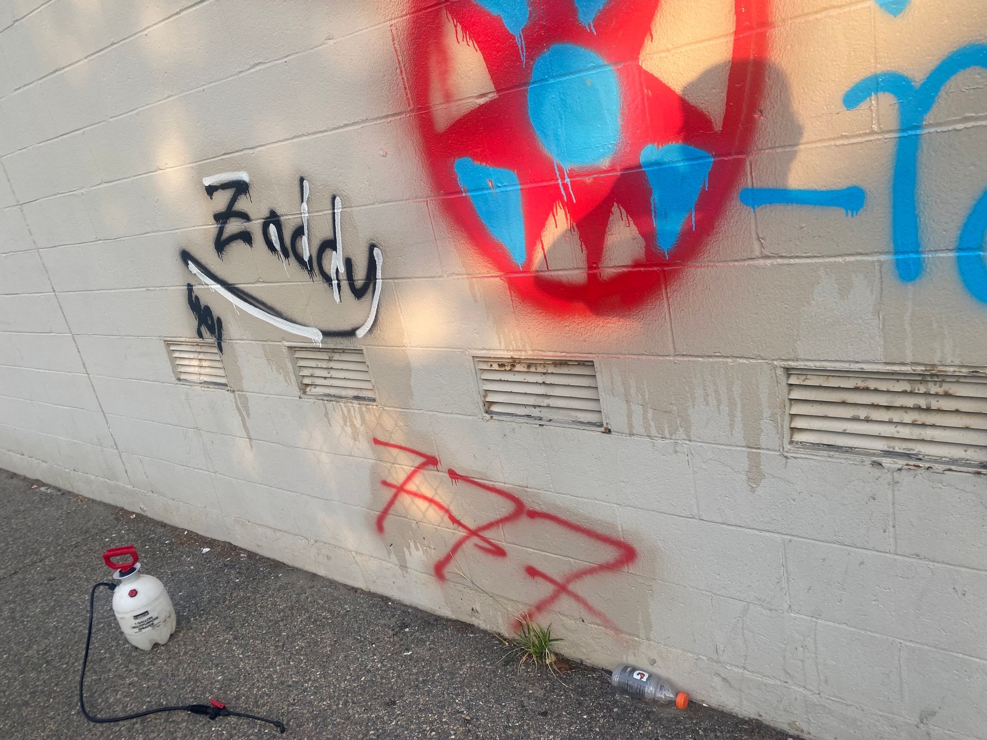 Graffiti on a wall that says zaddy on it