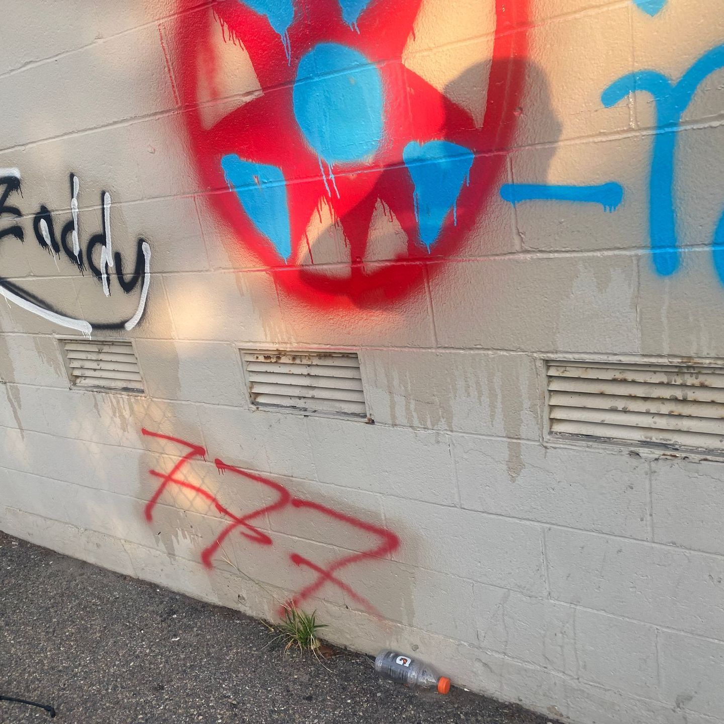 Graffiti on a wall that says zaddy on it