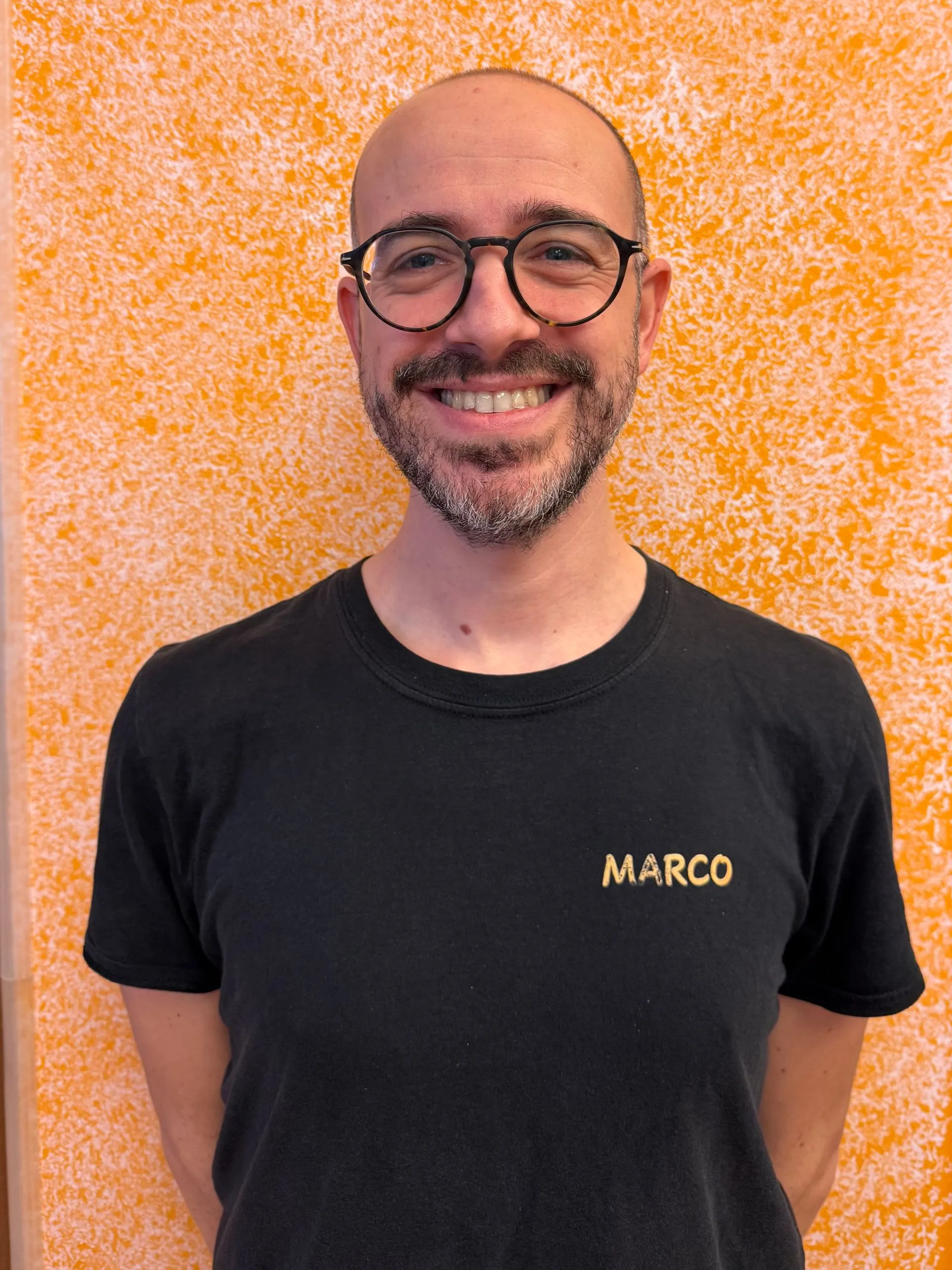 Un uomo con gli occhiali e la barba