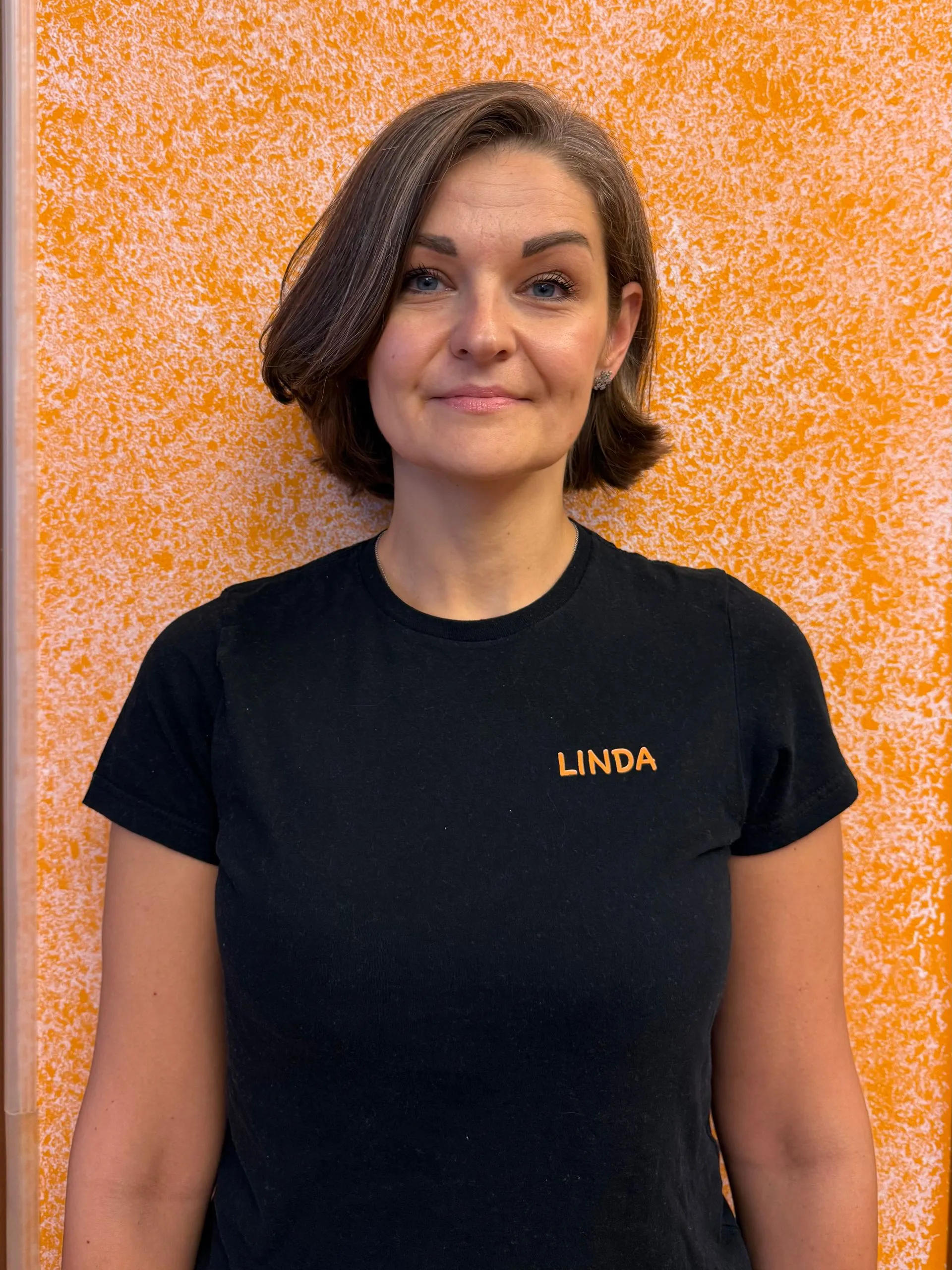 Donna con i capelli castani corti