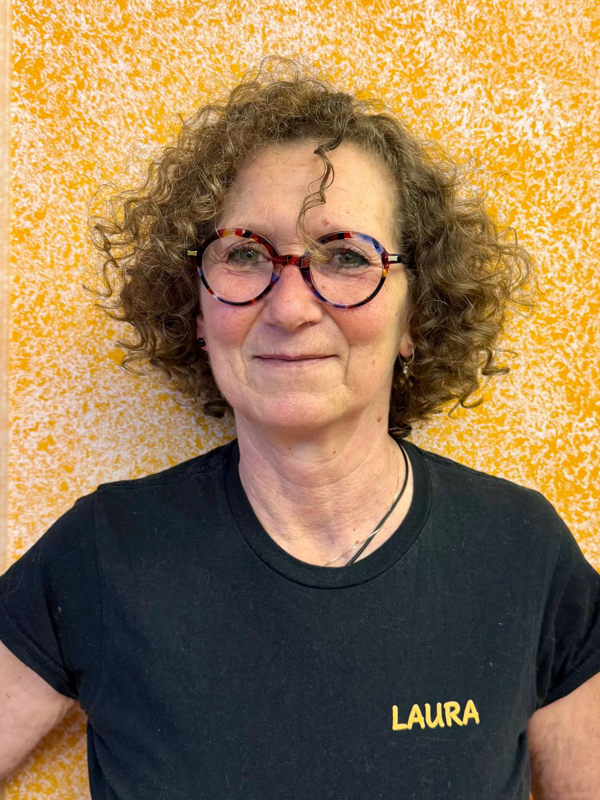 Donna con i capelli ricci e gli occhiali