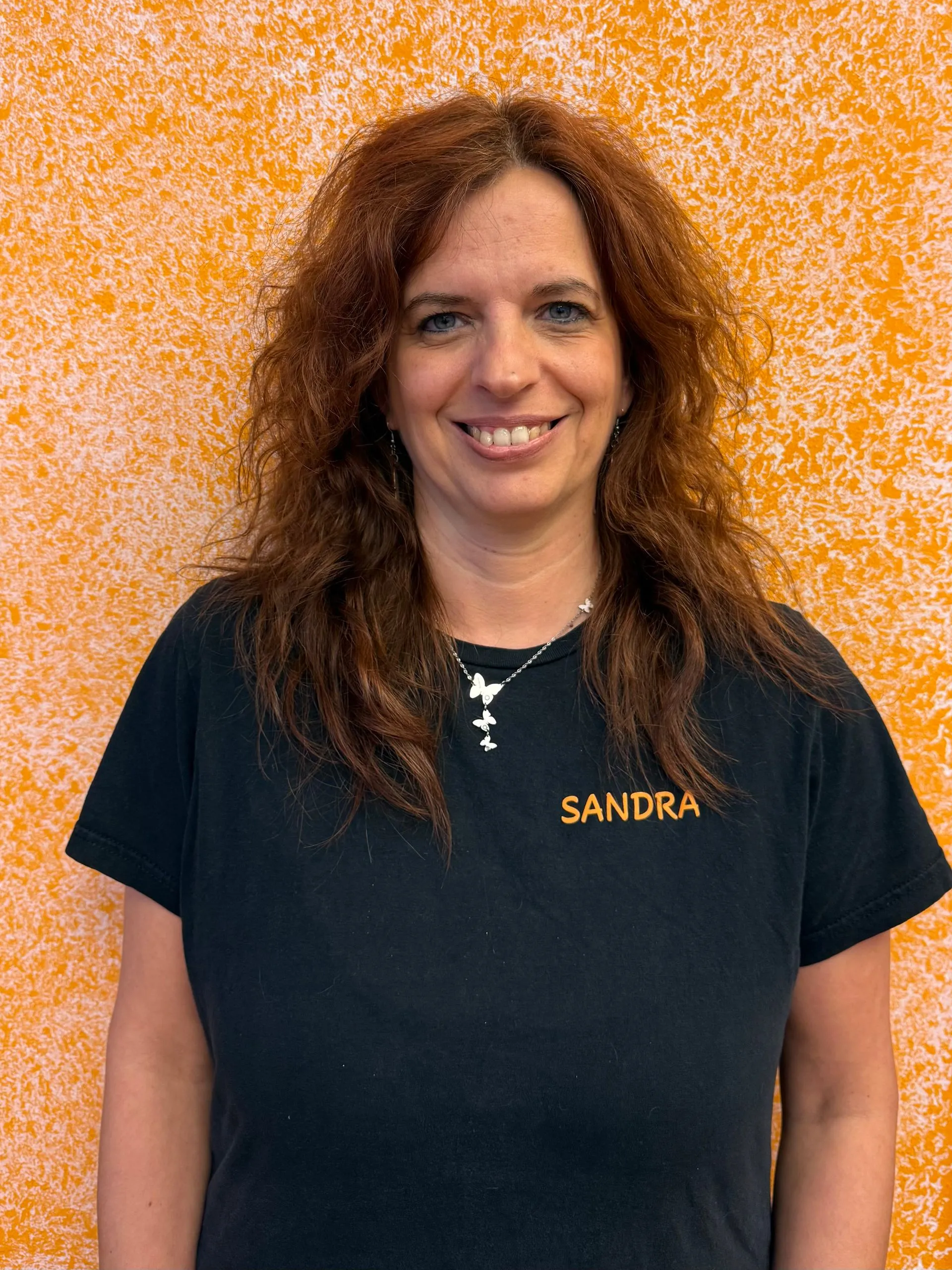 Donna con capelli castano-rossicci