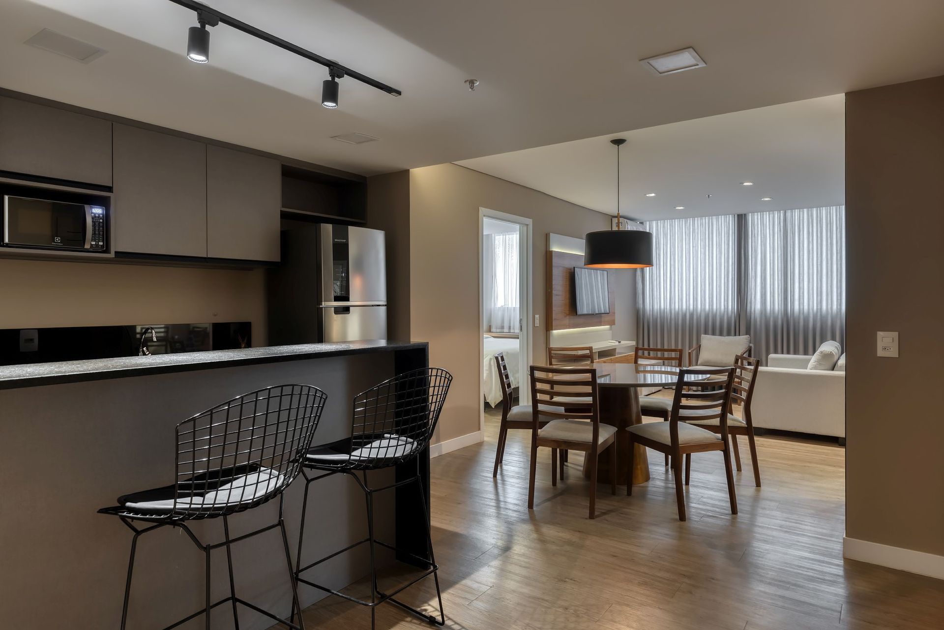 Uma cozinha com uma mesa e cadeiras