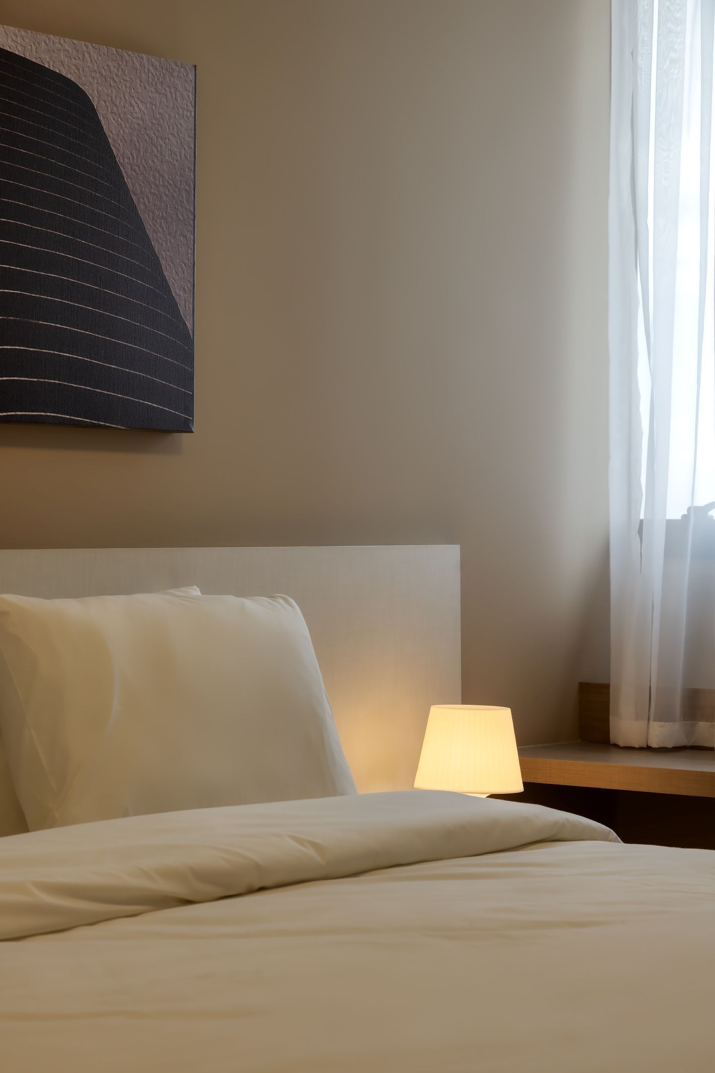 Há uma pintura na parede acima da cama.