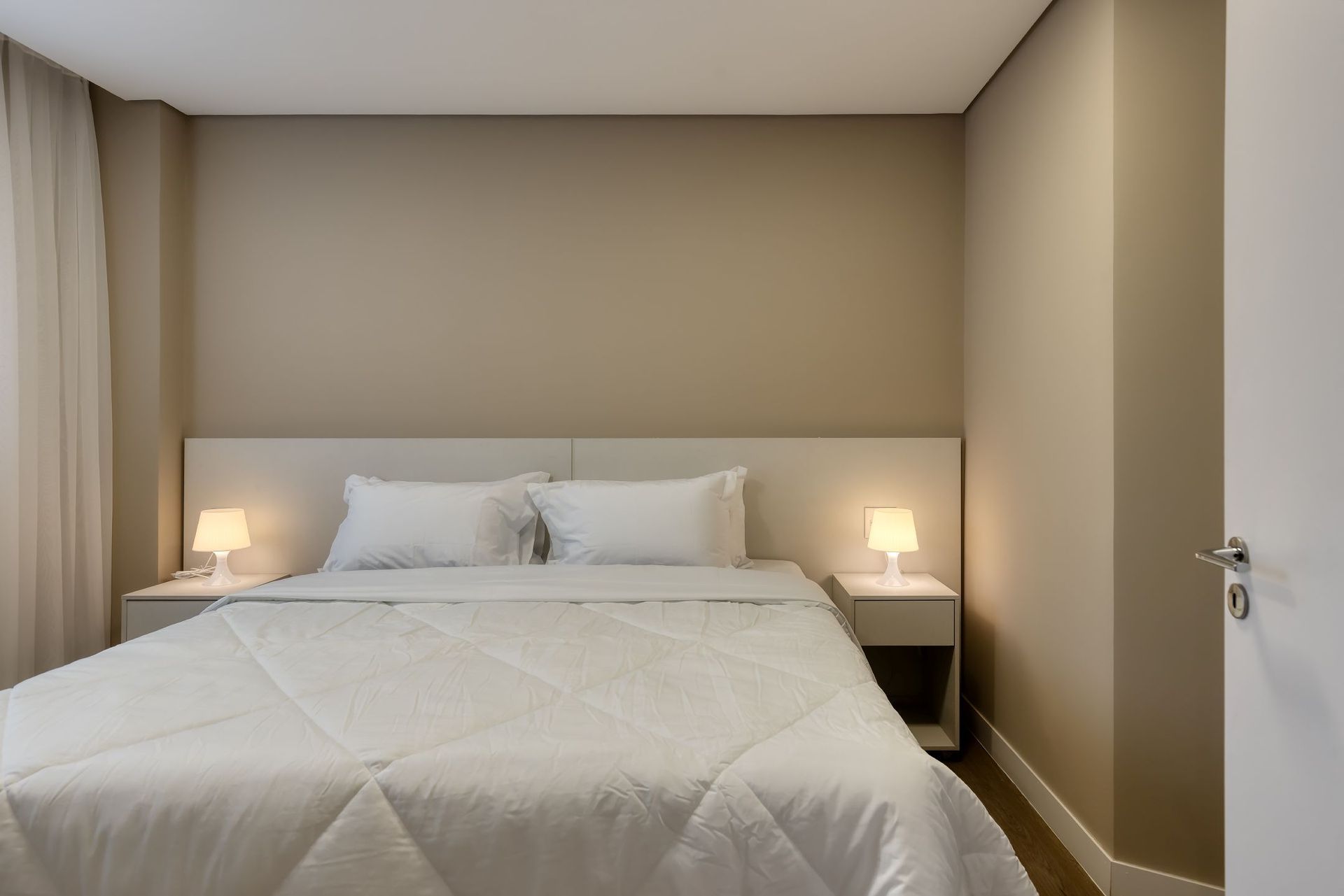 Um quarto com uma cama king size e duas mesas de cabeceira