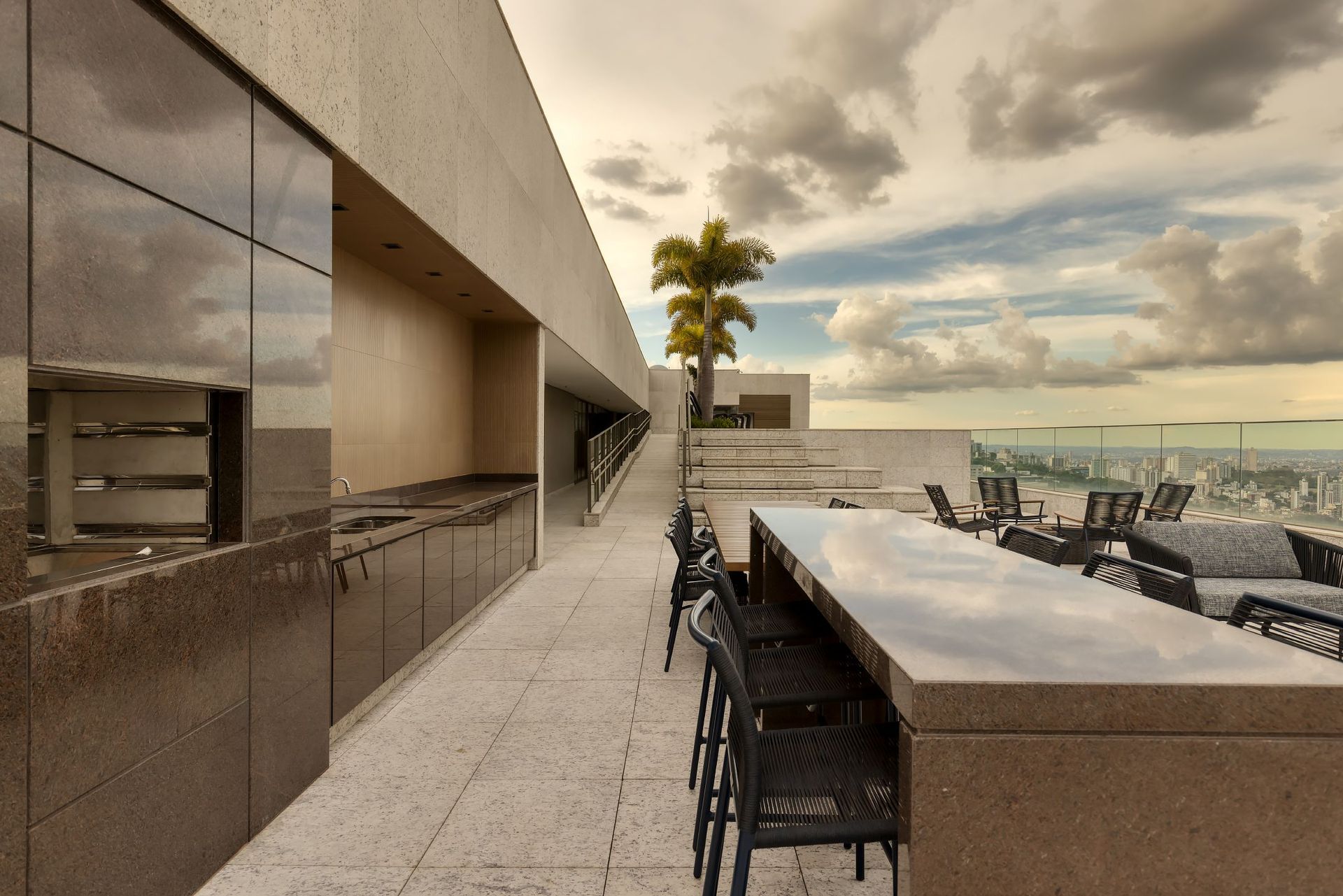 Há uma grande mesa e cadeiras no telhado de um prédio.