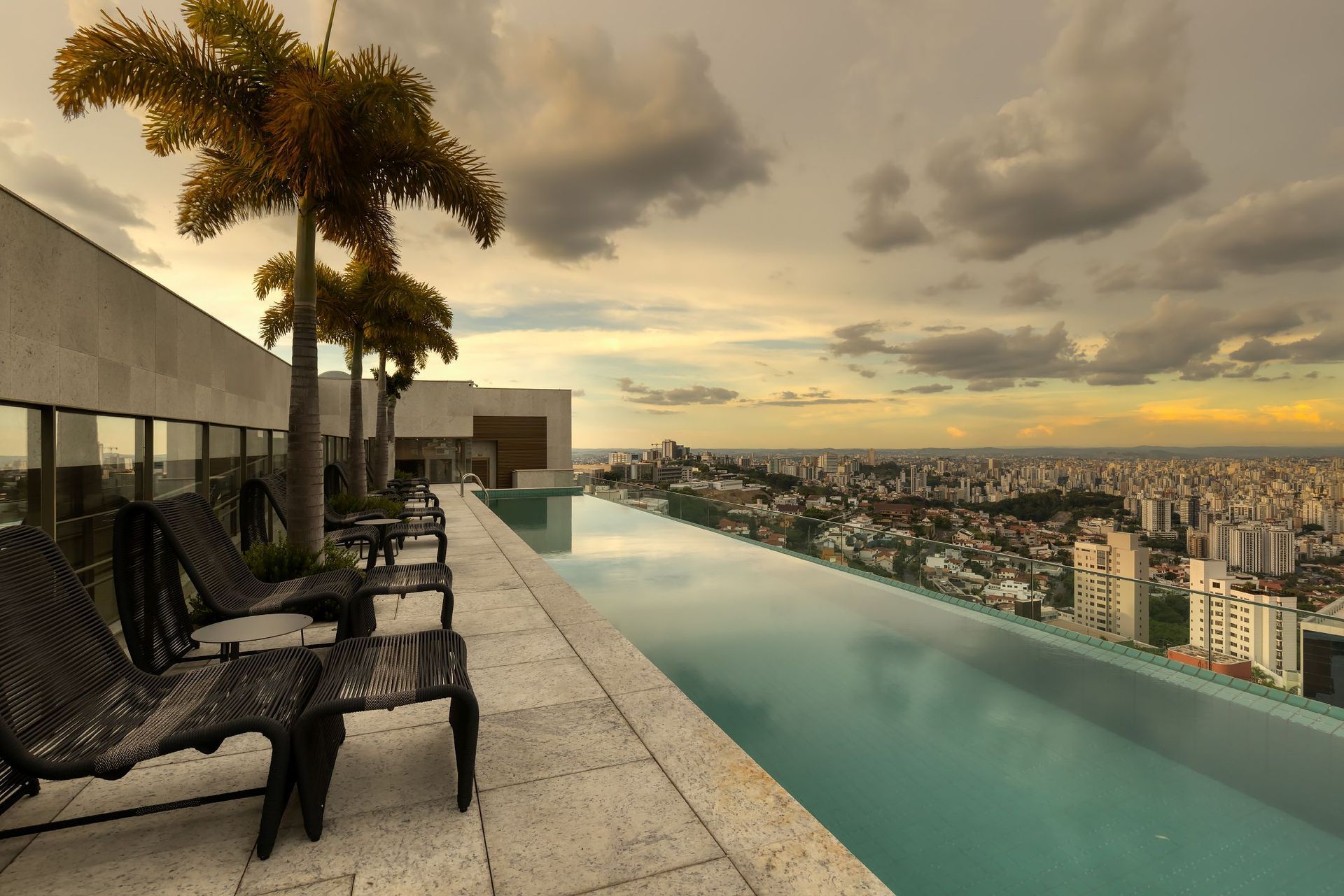 Uma piscina com vista para uma cidade ao fundo