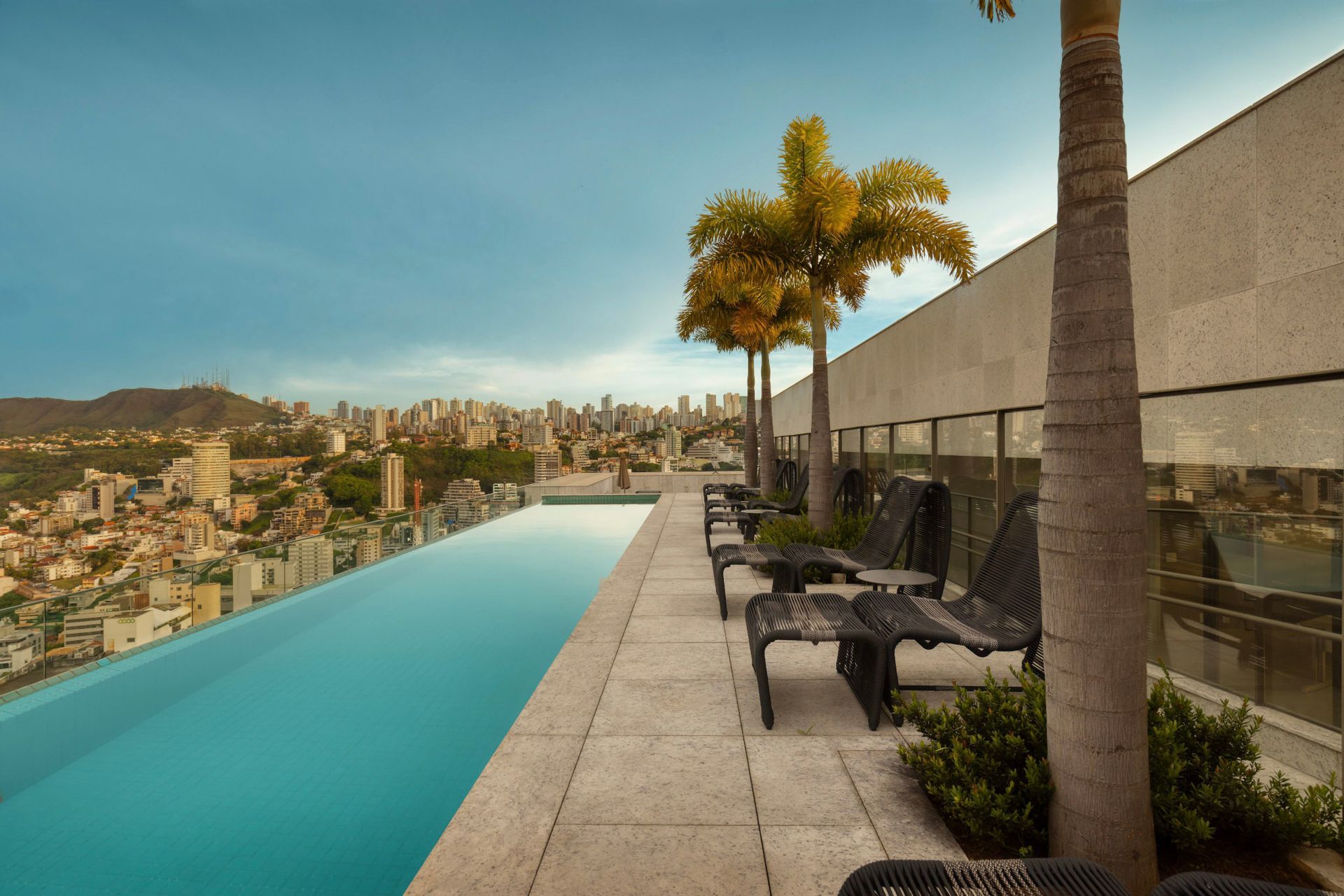 Uma grande piscina com vista para uma cidade