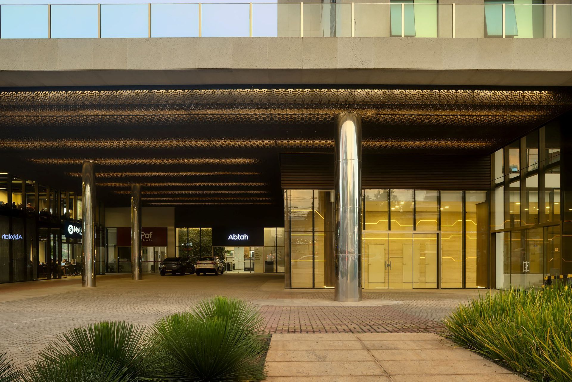 Um grande edifício com um carro estacionado na frente