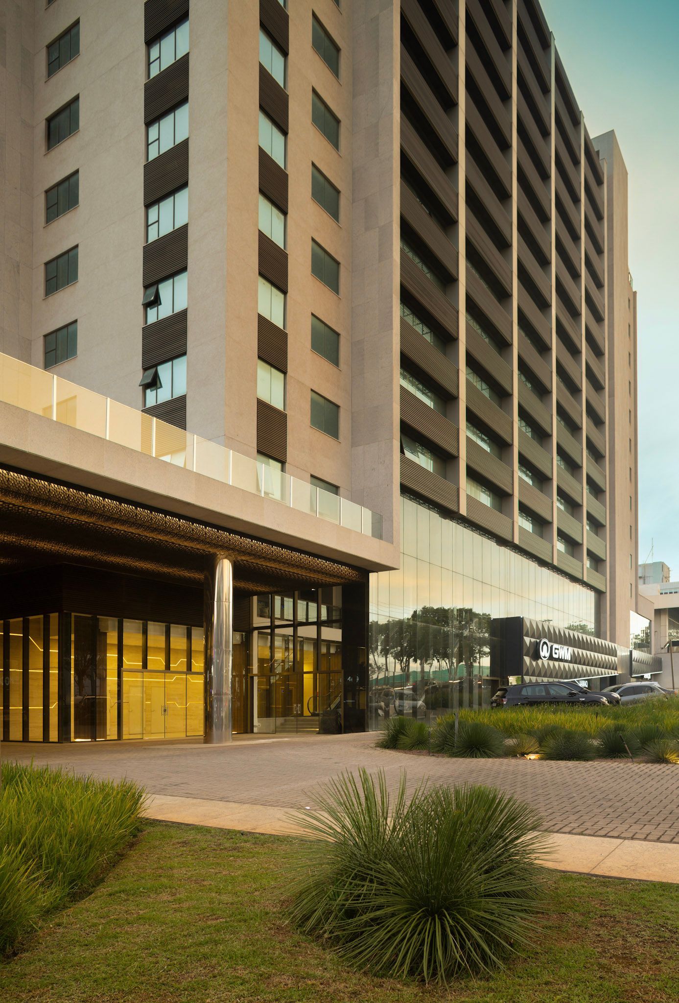 Um prédio muito alto com muitas janelas